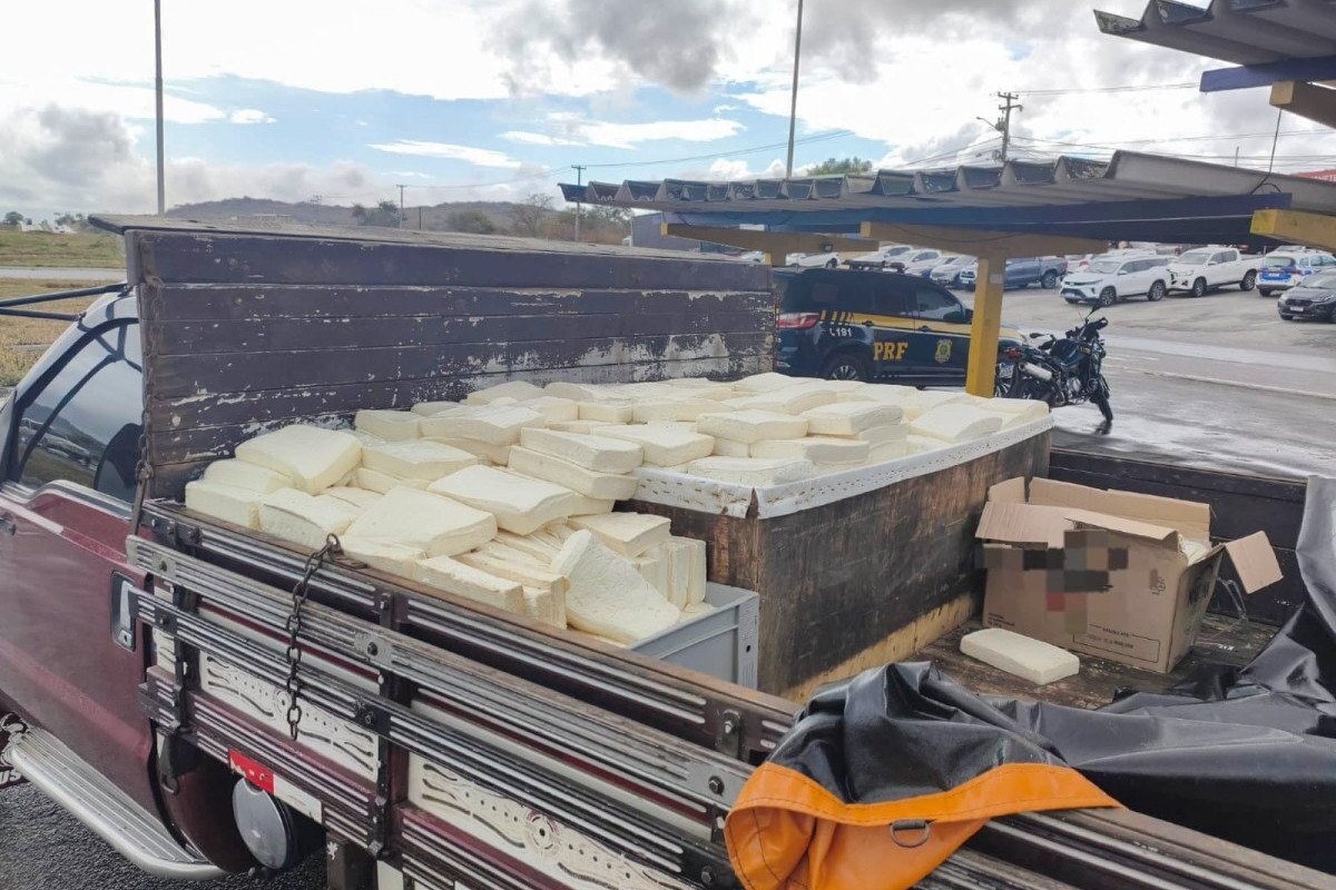 Produto era transportado em uma carrosseria e coberto por uma lona/Foto: Divulgação/PRF