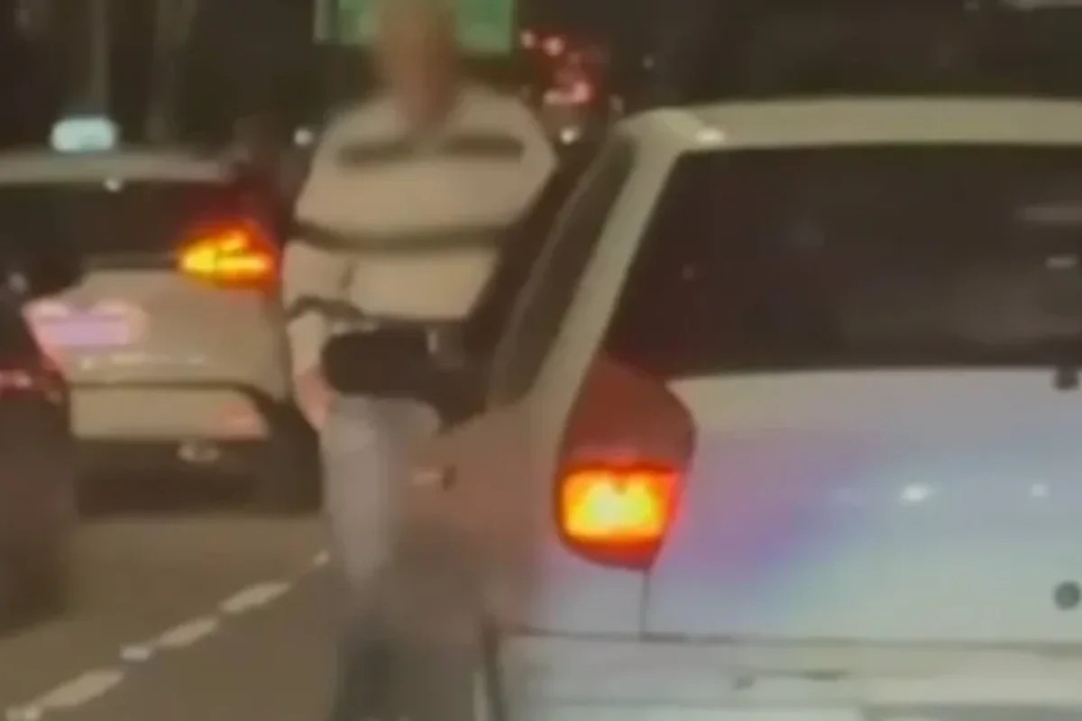 Carlos havia descido de sua caminhonete para conversar com o motorista de outro veículo envolvido na batida/Reprodução / TV Globo
