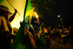 Eleitores de Fl&aacute;vio comemoram resultado do primeiro turno das elei&ccedil;&otilde;es gerais