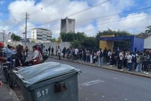 Alunos protestam em frente &agrave; EREM Henrique Dias