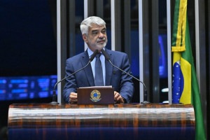 Senador Humberto Costa em sess&atilde;o no plen&aacute;rio