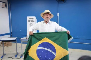 Mendon&ccedil;a d&aacute; 24h para remo&ccedil;&atilde;o de posts sobre Lula e bandeira do Brasil