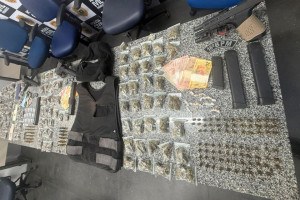 Foram apreendidas armas, muni&ccedil;&otilde;es, carregadores, drogas, celulares, dinheiro e materiais utilizados para oculta&ccedil;&atilde;o da identidade e prote&ccedil;&atilde;o bal&iacute;stica