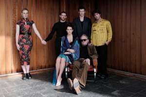 Elle Fanning, Jamie Bell, Callum Turner, Lukas Cage, Riley Keogh e Tracy Letts (esquerda para a direita/cima para baixo) vivem fam&iacute;lia cheia de rela&ccedil;&otilde;es turbulentas