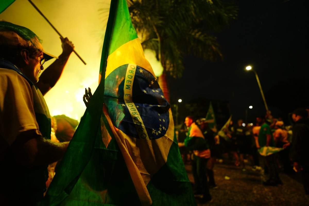Eleitores de Flávio comemoram resultado do primeiro turno das eleições gerais/Charles Vieira/Campanha Flávio Bolsonaro