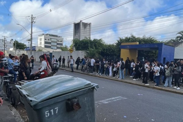 Alunos protestam em frente &agrave; EREM Henrique Dias