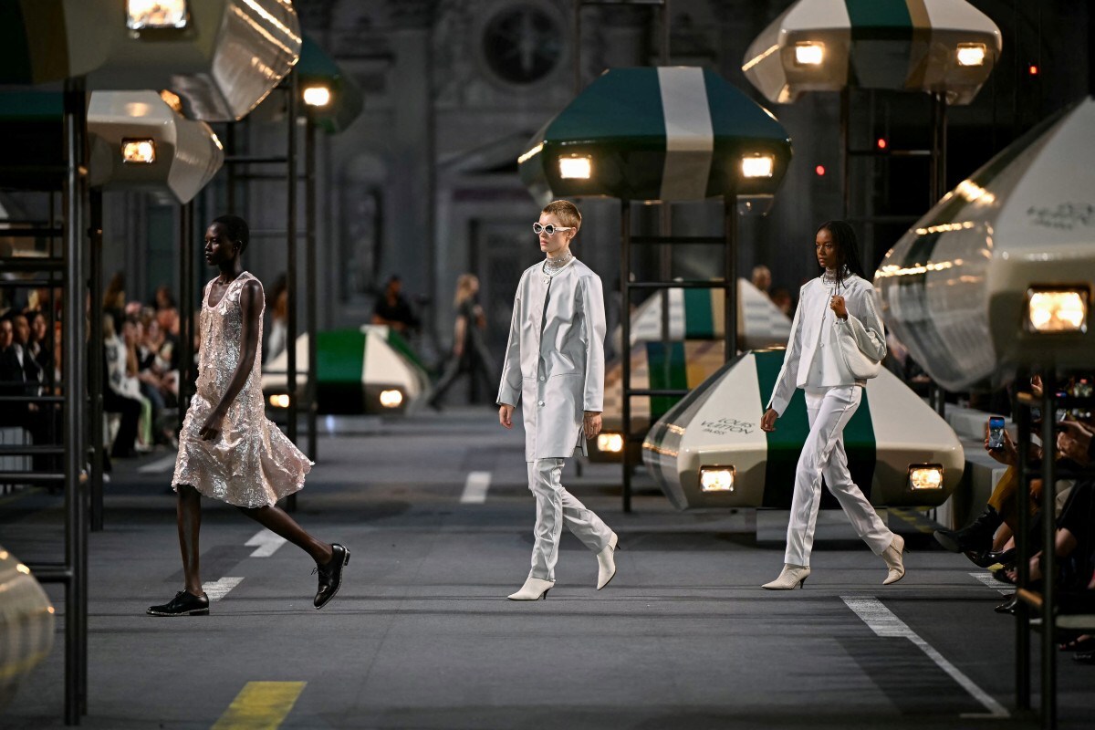 Desfile da coleção feminina Primavera/Verão 2027 da Louis Vuitton, como parte da Semana de Moda de Paris/LOU BENOIST / AFP