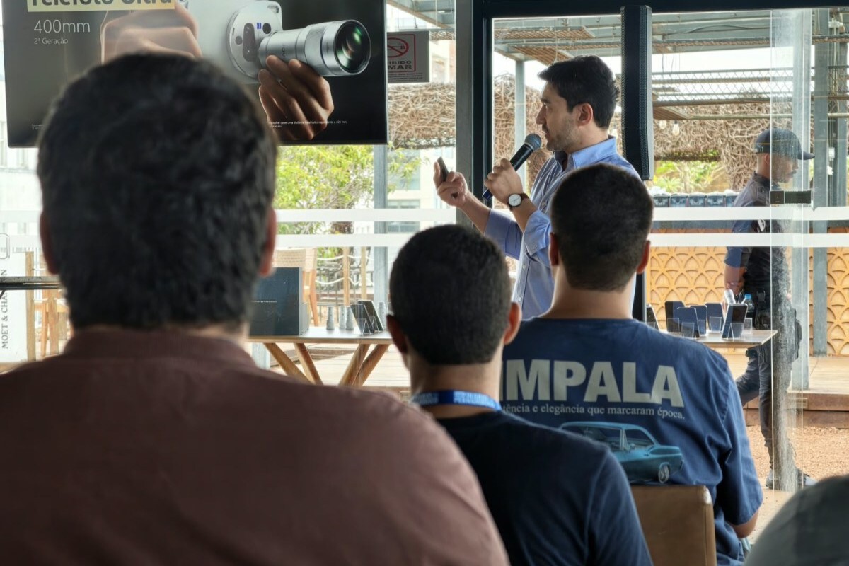 Douglas Issii, gerente sênior de produto, apresentou os smartphones no Recife/Foto: Jovi/ Divulgação