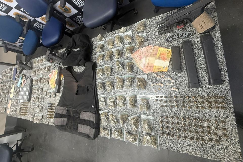 Foram apreendidas armas, munições, carregadores, drogas, celulares, dinheiro e materiais utilizados para ocultação da identidade e proteção balística/Foto: Divulgação/PMPE