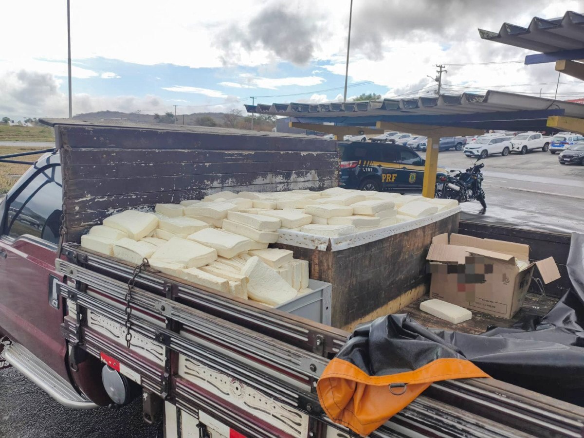 PRF apreende 600 kg de queijo em carroceria de caminh&atilde;o na BR 232 - Foto: Divulga&ccedil;&atilde;o/PRF