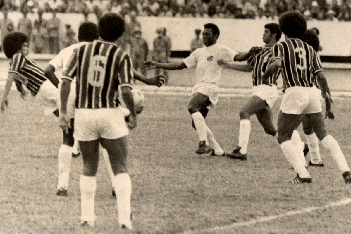 Pelé cercado por jogadores do Santa, que venceu por 3 a 2 /ACERVO DP