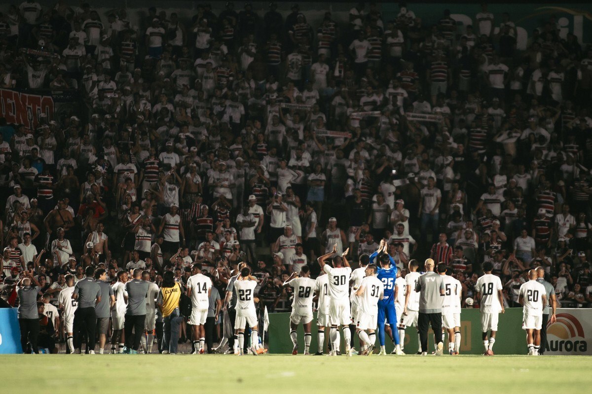 Equipe do Santa Cruz em jogo contra o Botafogo-PB, em João Pessoa/Savyo Miguel / FPF