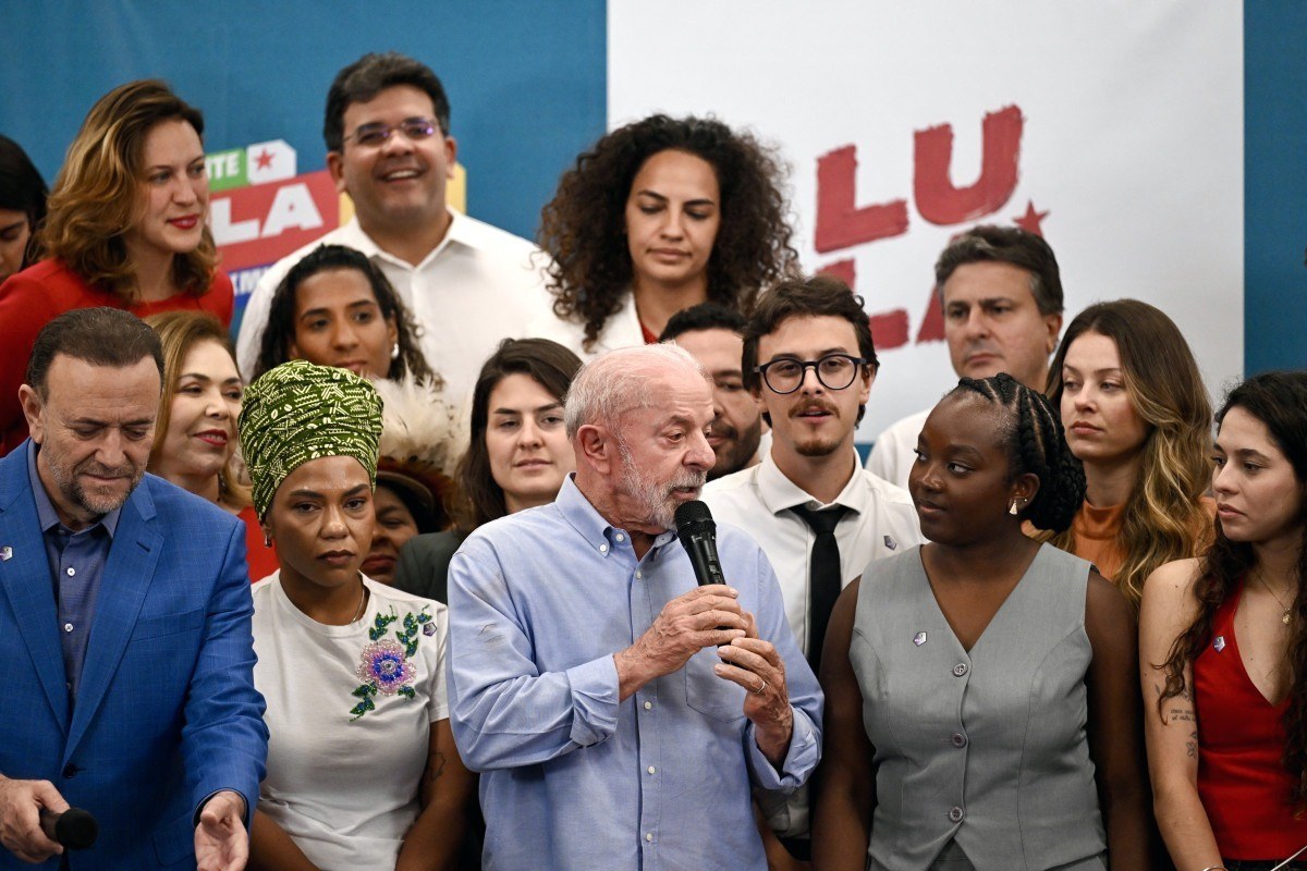 Lula (PT) fala ao lado da parlamentar recém-eleita Ana Elisa (PT-MG), fenômeno na internet aos 21 anos/Evaristo Sa/AFP