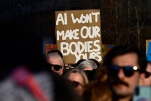 Protesto em Berlim em apoio &agrave; atriz Collien Fernandes, em mar&ccedil;o, que acusa seu ex-marido de divulgar v&iacute;deos pornogr&aacute;ficos dela gerados por IA