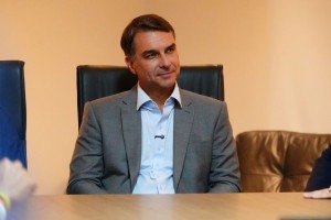 O candidato &agrave; Presid&ecirc;ncia Fl&aacute;vio Bolsonaro (PL) se reuniu, nesta quarta-feira (7), com lideran&ccedil;as pol&iacute;ticas pernambucanas em Bras&iacute;lia (DF).
