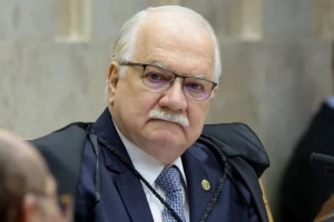 Fachin sinaliza a Nunes Marques que revis&atilde;o criminal de Bolsonaro deve ser julgada apenas pelo plen&aacute;rio