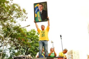 Fl&aacute;vio exibe retrato de Jair Bolsonaro em evento onde defendeu reformas constitucionais