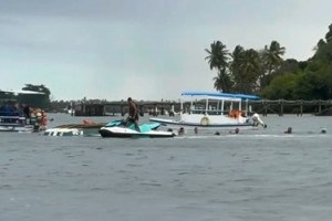 Jangada lotada vira na praia de Maria Farinha, em Paulista
