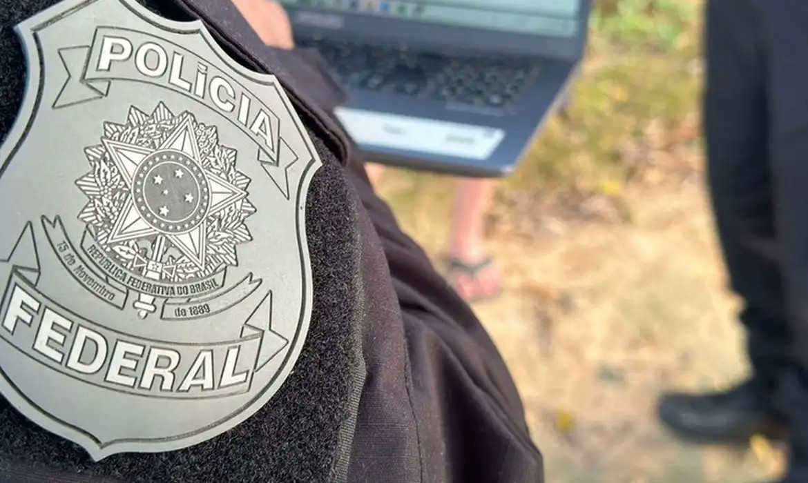 Entre os alvos da operação estão um policial civil, um policial militar e ex-policiais/© PF/DIVULGAÇÃO
