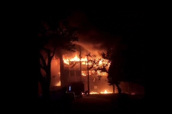 Incêndio atinge UFPE, no Recife