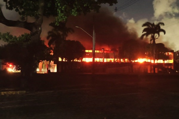 Bombeiros enviaram cinco viaturas ao Campus da UFPE