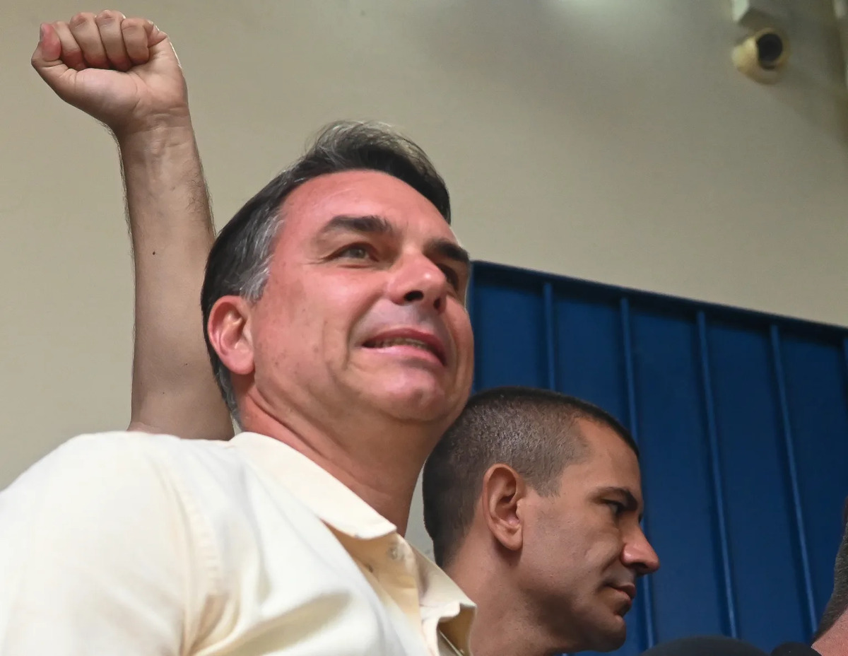 Fl&aacute;vio Bolsonaro perde para Lula na se&ccedil;&atilde;o eleitoral em que vota no RJ - Fabio Teixeira/Anadolu/AFP