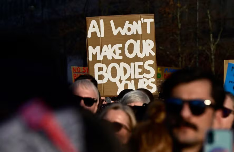 Protesto em Berlim em apoio à atriz Collien Fernandes, em março, que acusa seu ex-marido de divulgar vídeos pornográficos dela gerados por IA/John MacDougall/AFP