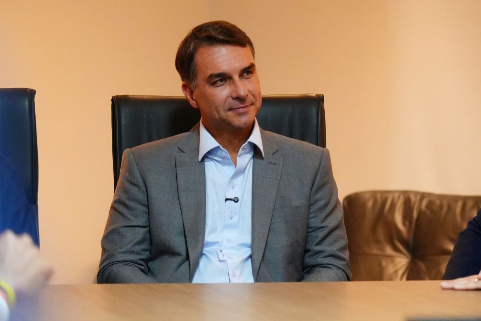 O candidato à Presidência Flávio Bolsonaro (PL) se reuniu, nesta quarta-feira (7), com lideranças políticas pernambucanas em Brasília (DF)./Vittor Sales