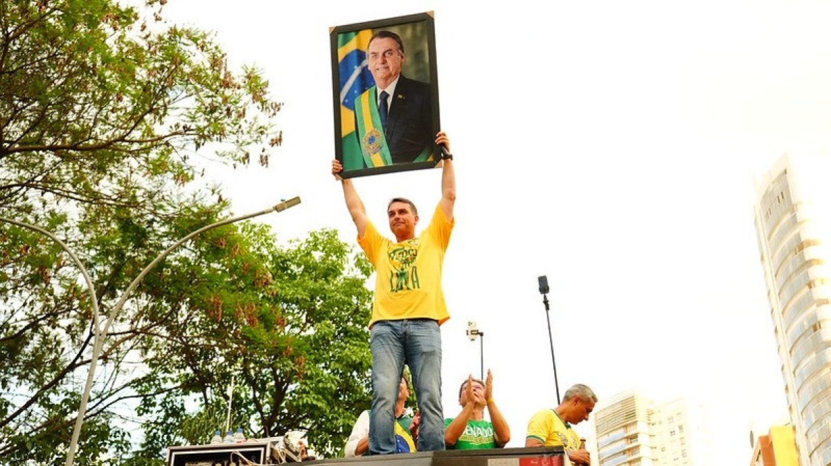 Flávio exibe retrato de Jair Bolsonaro em evento onde defendeu reformas constitucionais/Charles Vieira/Divulgação