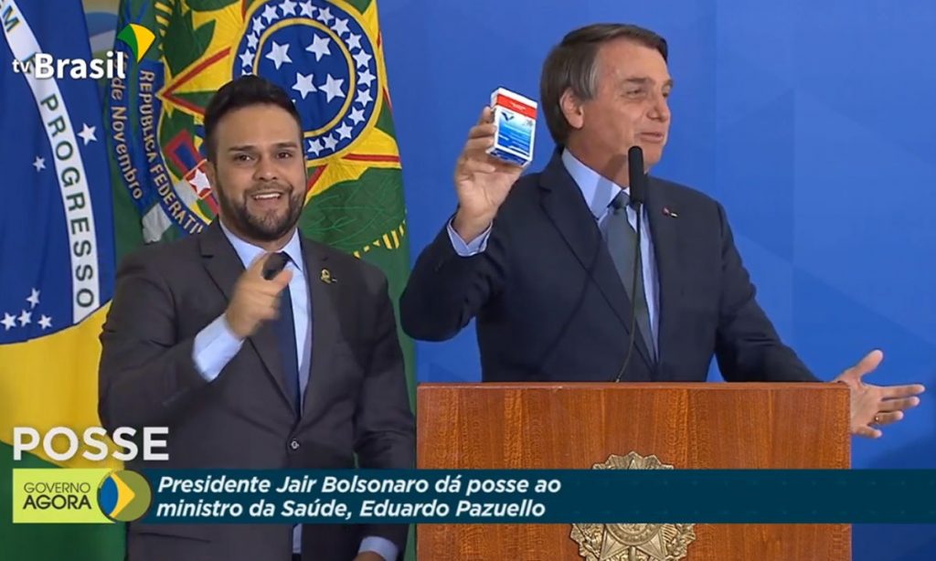 O ex-presidente Jair Bolsonaro indica cloroquina para prevenção à Covid-19 durante posse de Eduardo Pazuello no Ministério da Saúde/Reprodução/EBC