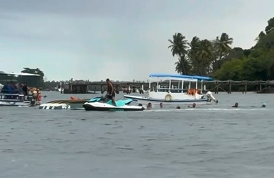 Jangada lotada vira na praia de Maria Farinha, em Paulista/Reprodução/Redes Sociais