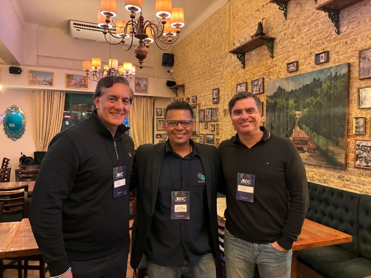 Aresk Melo, CEO da Surfix, junto a João Xavier, Diretor de relações institucionais da ADBC, e Wagner Medeiros, CTO da Surfix/Divulgação/Surfix