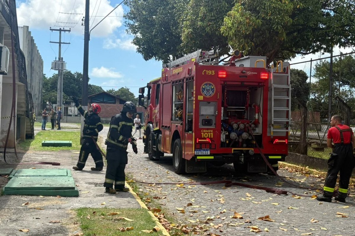 Corpo de Bombeiros Militar de Pernambuco (CBMPE) voltou à UFPE após receber um chamado sobre um possível novo foco de incêndio no antigo prédio da Diretoria de Inovação e Empreendedorismo (DINE)/Foto: Cadu Silva/DP