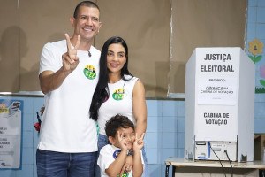 Douglas Ruas (PL) com a fam&iacute;lia no primeiro turno das elei&ccedil;&otilde;es 2026