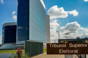 De acordo com a Justi&ccedil;a Eleitoral do Rio, Garotinho est&aacute; ineleg&iacute;vel por ter sido condenado por ato doloso de improbidade administrativa em 2018