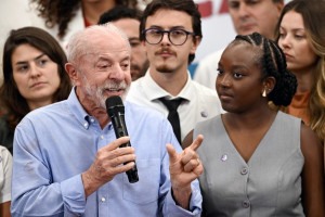 Lula (PT) discursa ao lado da deputada eleita Ana Elisa (PT-MG)