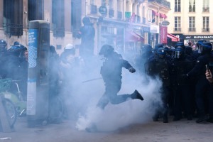Protestos por melhores condi&ccedil;&otilde;es educacionais t&ecirc;m sido marcados pela viol&ecirc;ncia, na Fran&ccedil;a