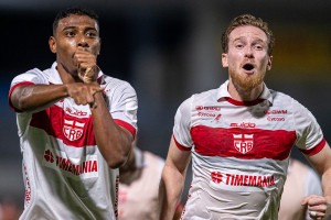 Jogadores do CRB comemoram vit&oacute;ria no Rei Pel&eacute;