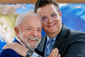 Lula ao lado do ministro da Previd&ecirc;ncia Social, Wolney Queiroz