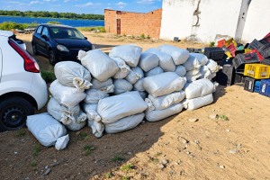 PRF e pol&iacute;cia da Bahia apreendem 323 Kg de maconha em caminh&atilde;o com engradados