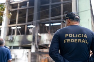 Peritos da Pol&iacute;cia Federal estiverma nesta quinta-feira (8) na UFPE