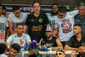 Bruno Rodrigues e elenco do Santa Cruz ap&oacute;s acesso