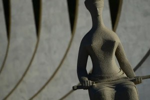 Monumento da Justi&ccedil;a diante do edif&iacute;cio-sede do Supremo Tribunal Federal