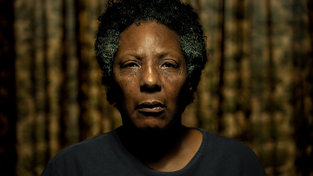 Comovente atuação de Rejane Faria no papel principal é o ponto alto do filme/Netflix/Divulgação