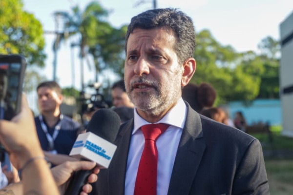 Ministro da Educa&ccedil;&atilde;o, Leonardo Barchini, visita campus da UFPE no Recife ap&oacute;s inc&ecirc;ndio