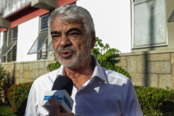 Senador Humberto Costa visitou a UFPE após incêndio destruir prédio (Foto: Weslly Gomes/DP Foto)