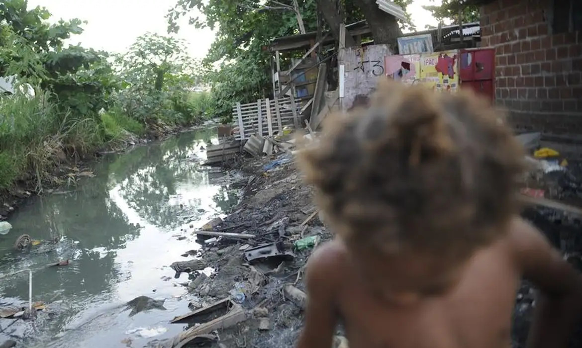 Por estarem em desenvolvimento, as crianças enfrentam ainda mais vulnerabilidades/ARQUIVO/FERNANDO FRAZÃO/AGÊNCIA BRASIL