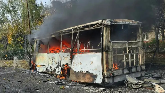 Ataque russo a bombas contra dois ônibus deixou 30 vítimas fatais na Ucrânia/AFP