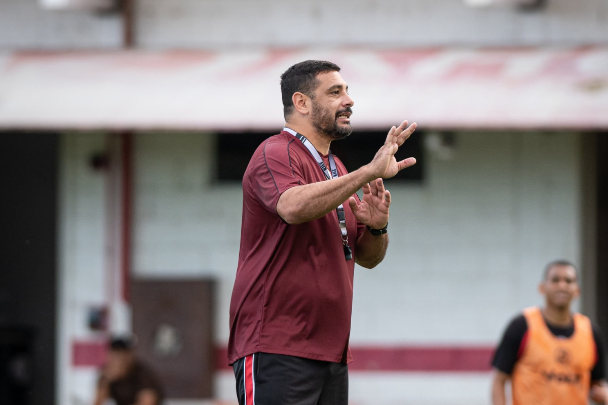 Ex-Sport e treinador do Joinville, Diego Souza &eacute; citado em investiga&ccedil;&atilde;o sobre licen&ccedil;as de t&eacute;cnico falsas - Luiz Vieira/JEC