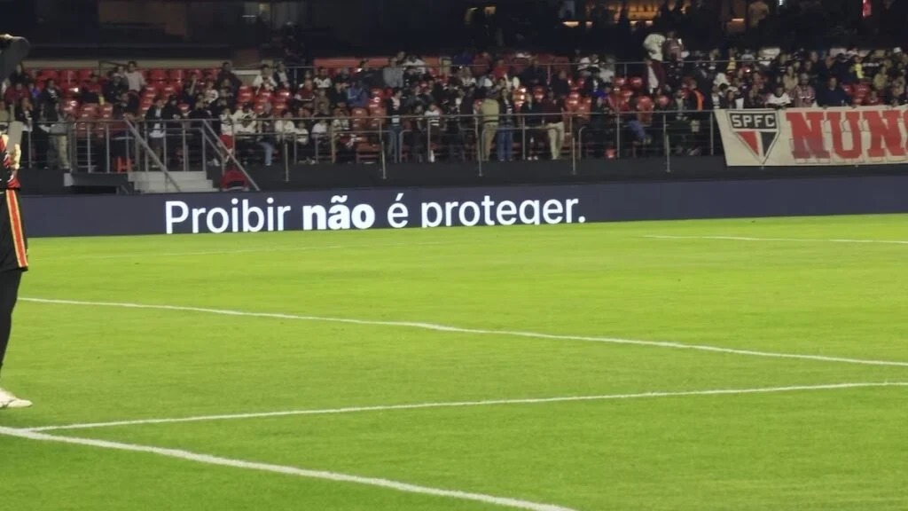 Manifesto "Proibir n&atilde;o &eacute; proteger" &eacute; exibido em nove jogos da 29&ordf; rodada do Brasileir&atilde;o - Divulga&ccedil;&atilde;o 